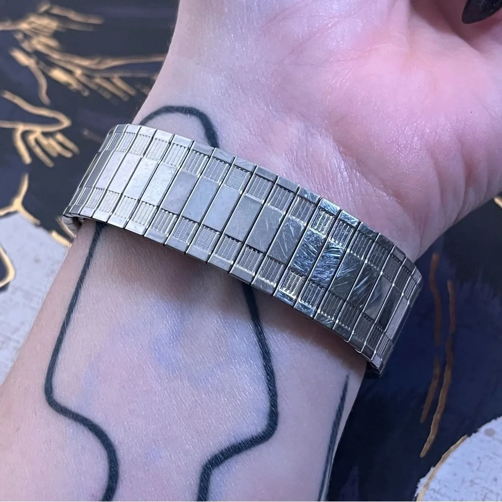 Vintage Men’s Comfort Band Silver and Blue Face Quartz Watch B1